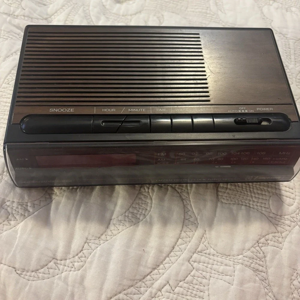Emerson Digital Alarm Clock AM/FM Radio Model No.‎ RED5521 Tested And Working